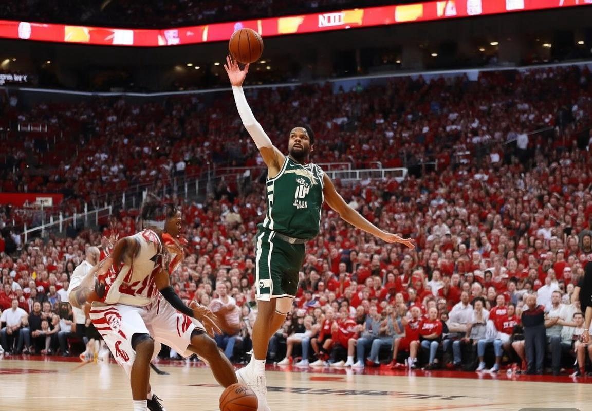 2019年NBA火箭VS雄鹿巅峰对决：精彩瞬间回顾(图3)